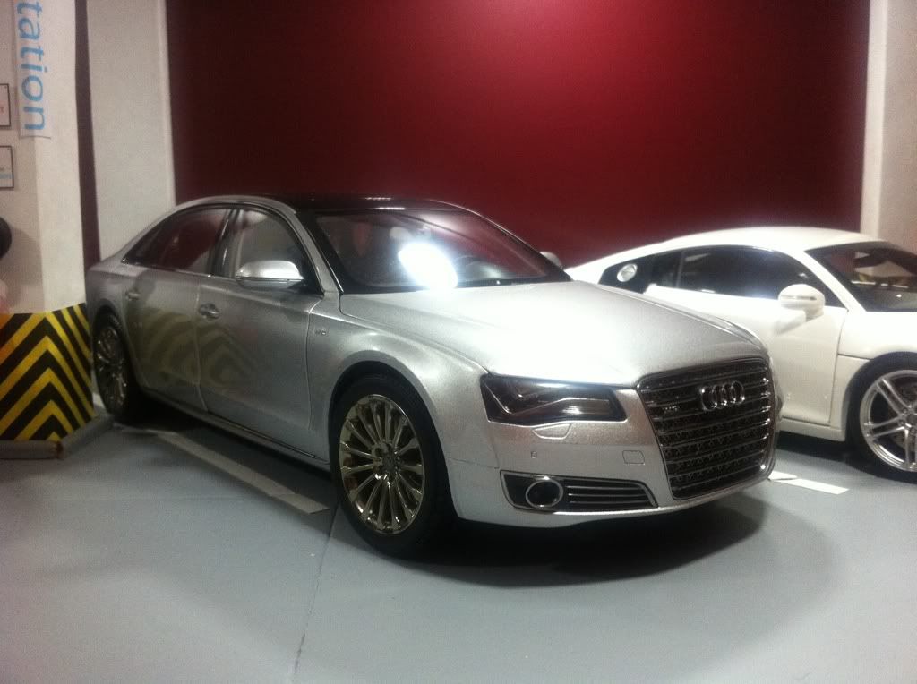 Audi A8 W12 Transporter. Audi A8L W12 (Kyosho)