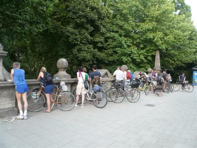 Eisbach Onlookers